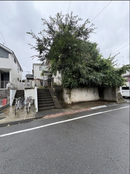 住宅街の道路沿いにある売地※建物解体渡し