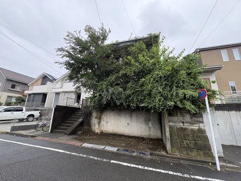 住宅街の道路沿いにある売地※建物解体渡し
