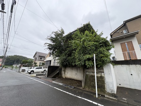 住宅街の道路沿いにある売地※建物解体渡し