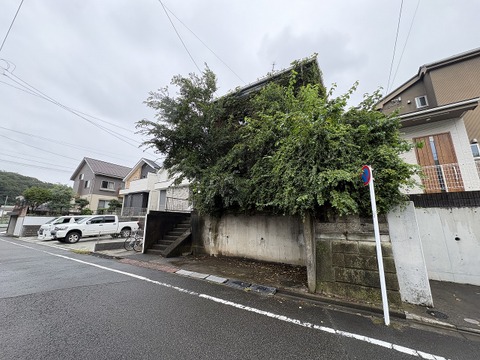 住宅街の道路沿いにある売地※建物解体渡し