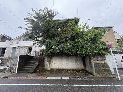 住宅街の道路沿いにある売地※建物解体渡し