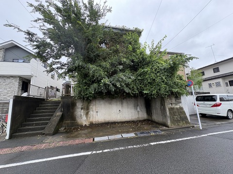 住宅街の道路沿いにある売地※建物解体渡し