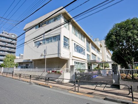 八王子市立第一小学校　距離約550m