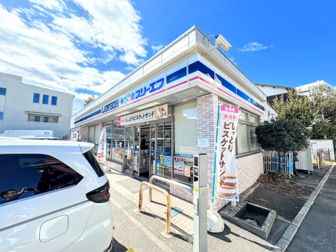 ローソン・スリーエフ 鎌倉由比ガ浜店　距離約140m