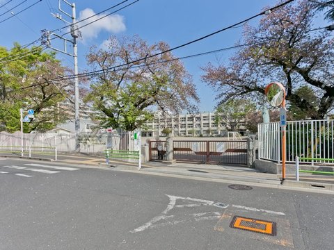 日野市立潤徳小学校　距離約850m