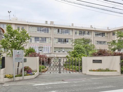 川崎市立宮前平中学校　距離約450m