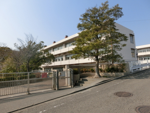 横浜市立新石川小学校　距離約550m