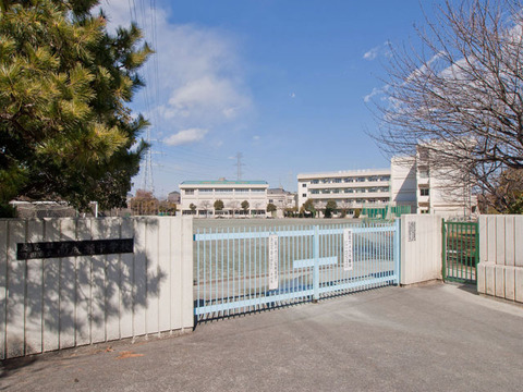 町田市立南成瀬中学校　距離約450m