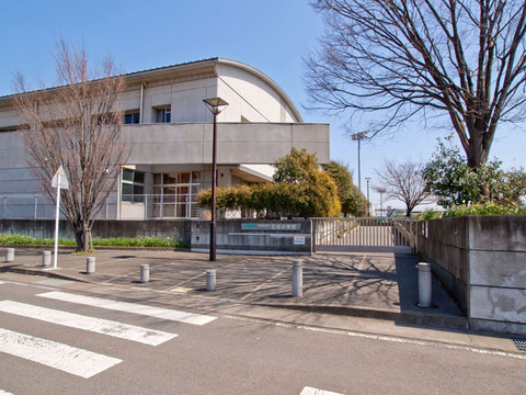 伊勢原市立石田小学校　距離約450m