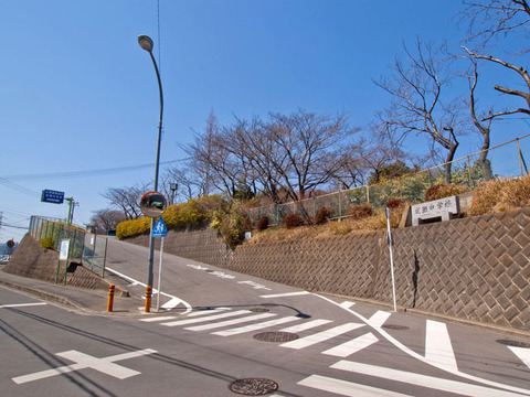 伊勢原市立成瀬中学校　距離約2200m