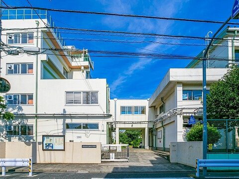 世田谷区立緑丘中学校　距離約950m