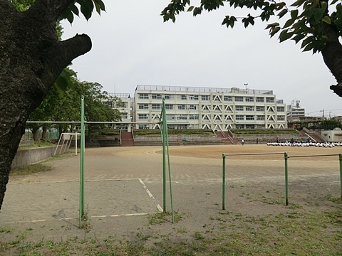 世田谷区立瀬田中学校　距離約1100m