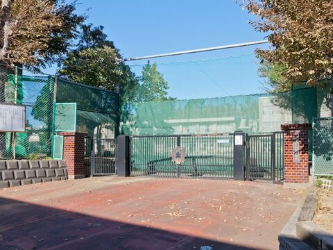 横浜市立山内小学校まで約550m