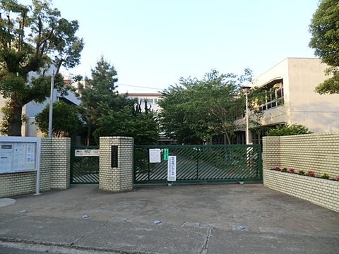 調布市立第五中学校　距離約550m