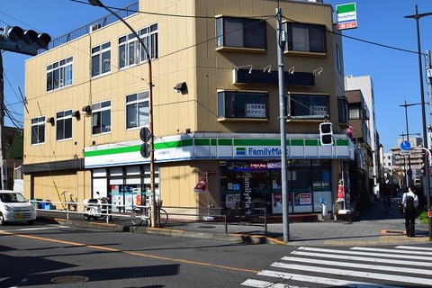 ファミリーマート　八王子万町店　距離約400m