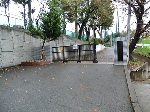 横浜市立都田中学校　距離約550m