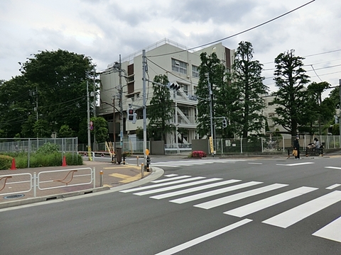 府中市立本宿小学校　距離約300m
