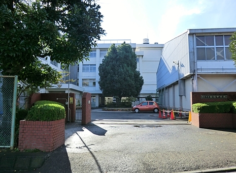 横浜市立新羽中学校　距離約700m