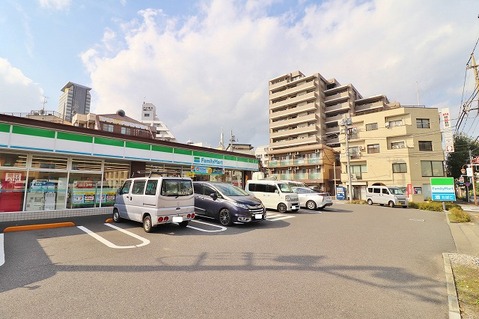 ファミリーマート　秀栄多摩落合店まで約900m