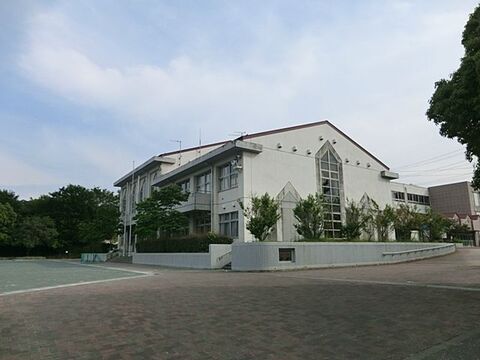 多摩市立諏訪小学校　距離約800m