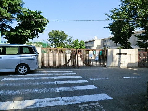 調布市立富士見台小学校まで約400m