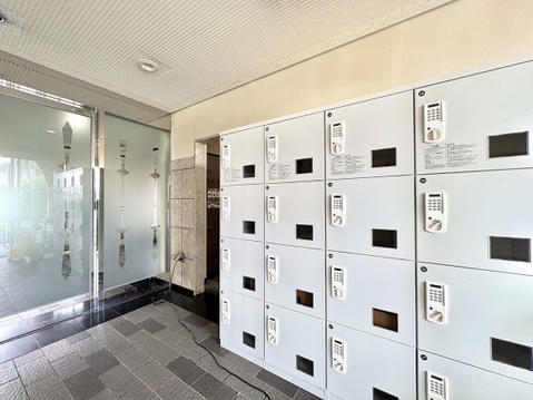 南東角部屋♪3路線利用可♪目の前にバス停がございます♪