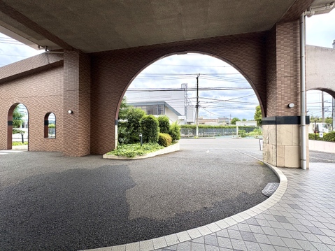 南東角部屋♪3路線利用可♪目の前にバス停がございます♪