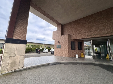 南東角部屋♪3路線利用可♪目の前にバス停がございます♪