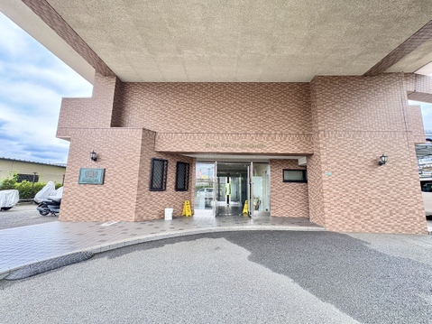 南東角部屋♪3路線利用可♪目の前にバス停がございます♪