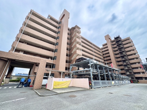 南東角部屋♪3路線利用可♪目の前にバス停がございます♪