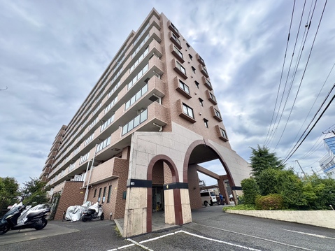 南東角部屋♪3路線利用可♪目の前にバス停がございます♪