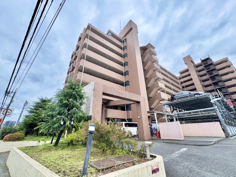 南東角部屋♪3路線利用可♪目の前にバス停がございます♪