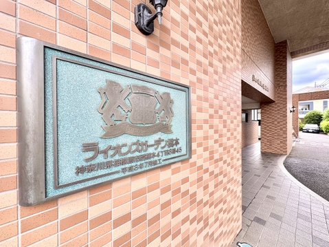 南東角部屋♪3路線利用可♪目の前にバス停がございます♪