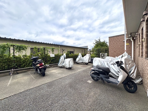 南東角部屋♪3路線利用可♪目の前にバス停がございます♪