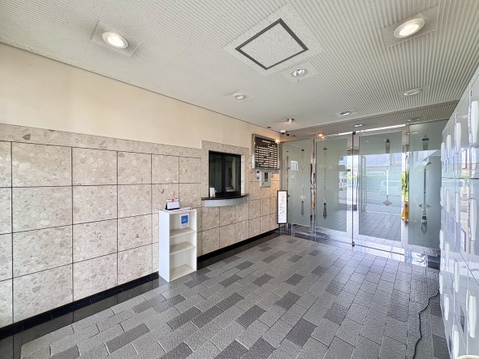 南東角部屋♪3路線利用可♪目の前にバス停がございます♪