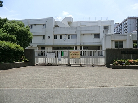 調布市立国領小学校まで約240m