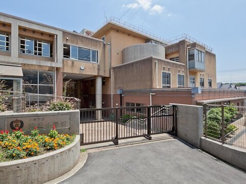 川崎市立向丘小学校まで約650m