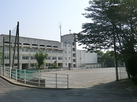 川崎市立平中学校まで約300m