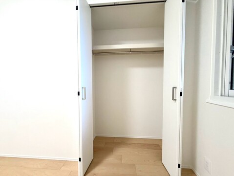 白い開き戸のクローゼット収納