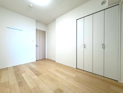 収納付きのシンプルな洋室です