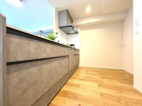 木目床とグレー扉のシンプルなキッチン内装