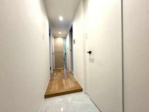 玄関から廊下に続くシンプルな内装の通路
