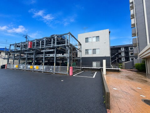 屋外の駐車場と周辺の建物の外観です