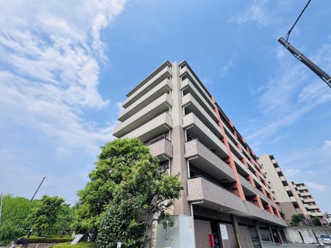 複数階の集合住宅外観青空と緑が見える環境です