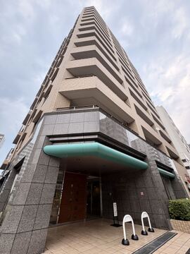 複数階の高層マンションの外観写真です