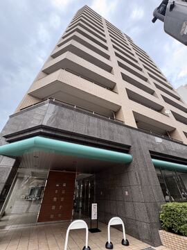 タイル張りの高層マンション外観、風除室付きエントランス