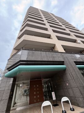 ビルの外観、玄関部分に屋根付きの入口あり