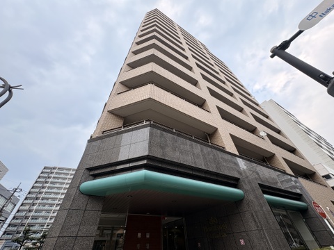 複数階があるマンションの外観写真です