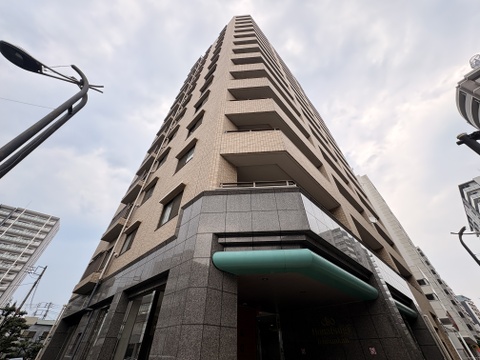 都市部にある多階建てマンションの外観です