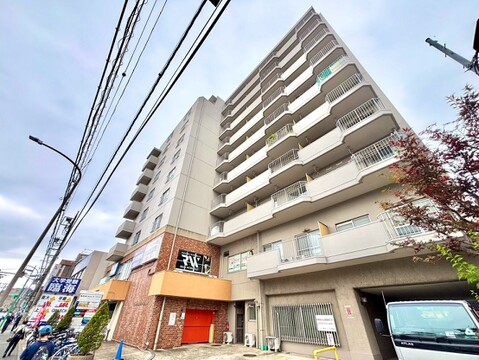 多階建てマンションの外観、周辺は住宅街です